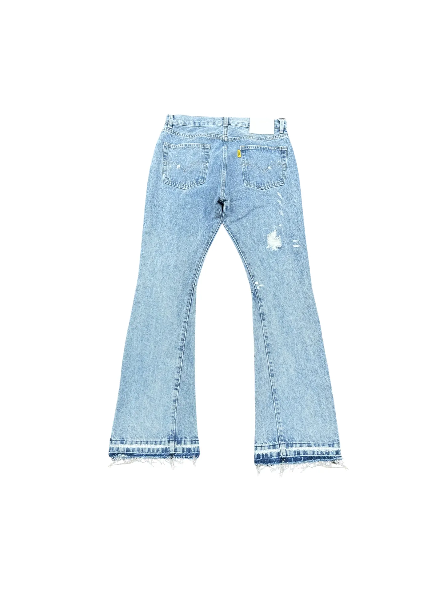 P250💰G70 GALLERY DEPT. Denim bell-bottoms with holes and random threads connected to washed and distressed spliced ​​jeans. GALLERY is attracted by these bell-bottoms. Whether it is a reset of Carhartt or Levis, it has created a strong brand style. Since these pants are modified from rare vintage, the production capacity is limited. Therefore, after many icons wore them, these pants were once hard to find. Later, perhaps due to the improvement of GD's business in the past two years and the expansion of production lines, the brand itself lowered the price, so I can't wait any longer for these pants this year and will definitely buy them. During the process of the denim washing plant, the owner of the washing plant helped introduce a boss who had worked for Levi's foundry and started his own business. This also paved the way for the following styles. Therefore, Levi's remodeled single product for the base plate is really familiar. Whether it is the fabrics supplied or the lathes used in production, there is nothing to choose from. -Color: blue -Size: S-XXL (corresponding to 28-36)